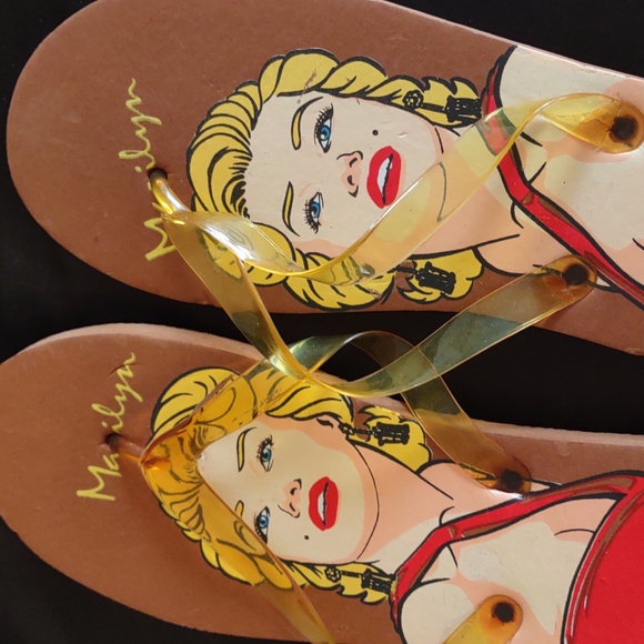 Women's MARILYN MONROE Flip Flops - Picture 2 of 4